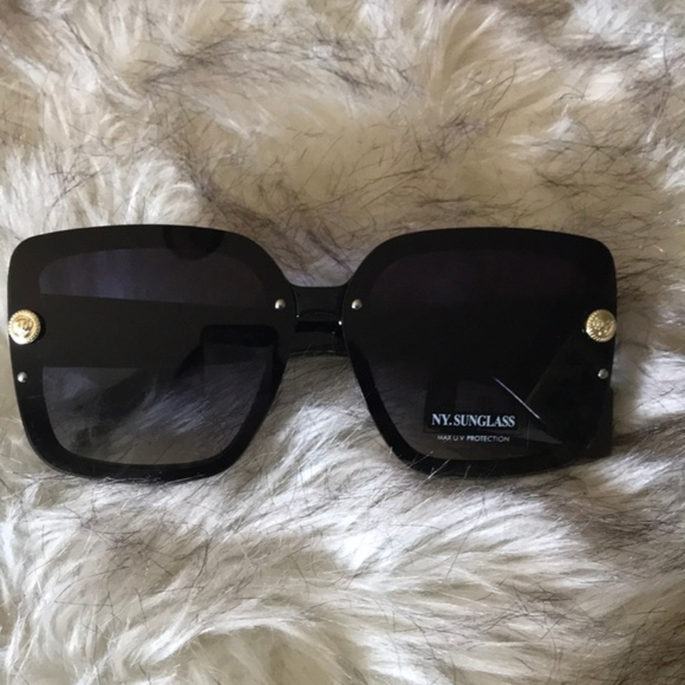Black Oversized Sunglasses - Picture 2 of 12
